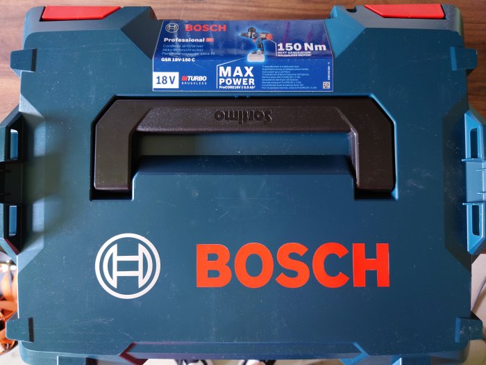 Blå Bosch verktygslåda för 18V skruvdragare med etiketter och handtag.