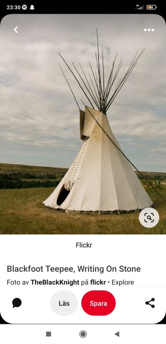 Traditionellt Blackfoot-teepee i ett naturlandskap under dagtid.