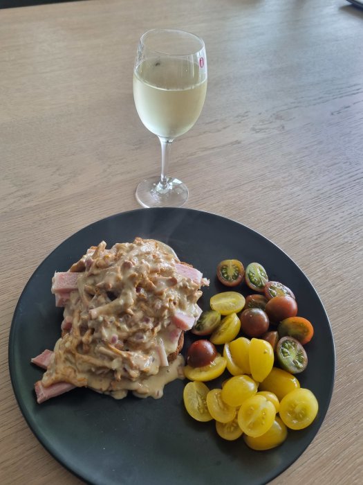 Lunch med jägarsmörgås, nyplockade kantareller, rökt kotlett, färgglada tomater och ett glas vitt vin.