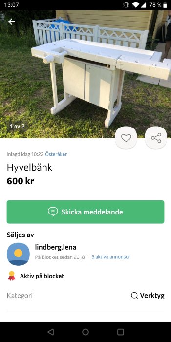 Vitmålad hyvelbänk utomhus till salu, behöver avfärgning.