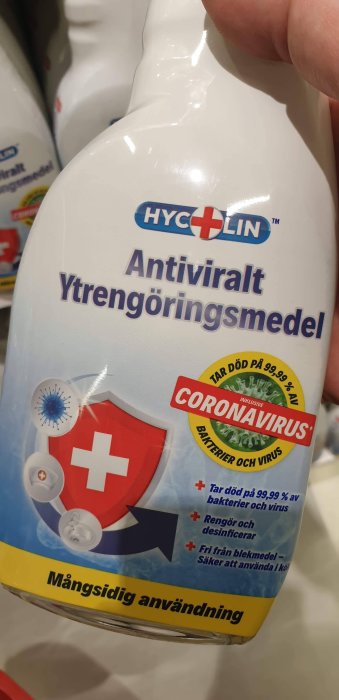 Flaska med HYCLIN antiviralt rengöringsmedel som dödar 99,99% av virus, inklusive coronavirus.