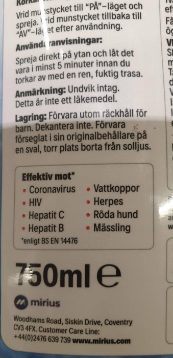 Etikett på rengöringsprodukt som visar användningsinstruktioner, effektivitet mot virus och företagskontaktinformation.