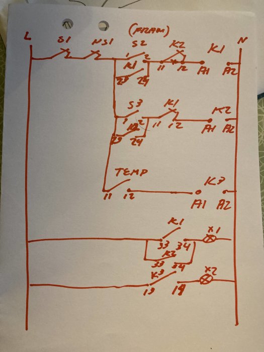 Handritat elschema med beteckningar för stopp, nödstopp, start, back, fram/back-reläer och indikeringslampor.