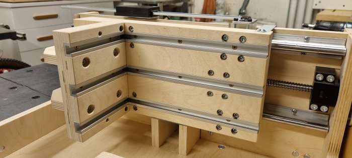 Träkonstruktion med flera fastspända metalltvärslåar för stabilisering.