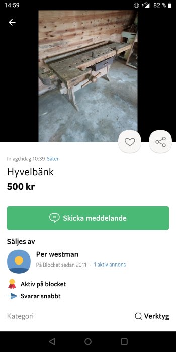 Begagnad hyvelbänk i trä framför en trävägg, annonserad för försäljning för 500 kr.