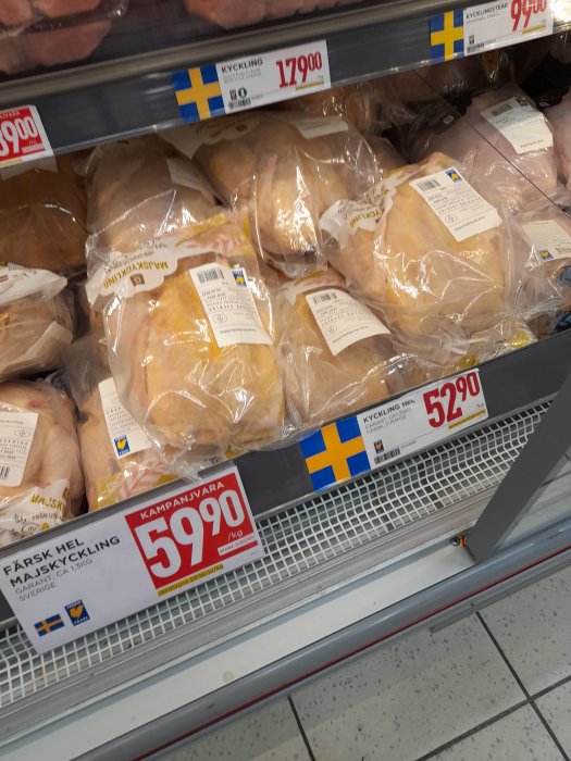 Kycklingpriser i en butik med reapris högre än det ordinarie priset.