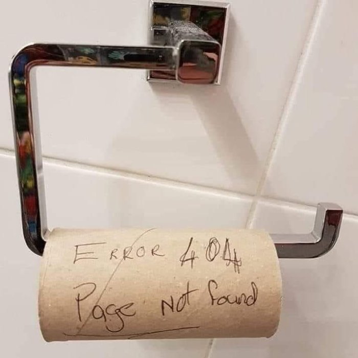 Tom toarullshållare med en rulle där det står "Error 404 Page Not Found".