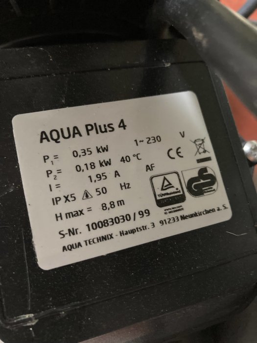 Etikett på en AQUA Plus 4 pump som visar tekniska specifikationer, inklusive effekt, ström och IP-klassning.