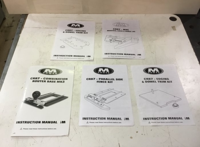 CRB-7 system instruktionsmanualer för virkessnickeri på en arbetsbänk.