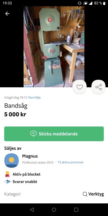 Grön bandsåg i ett verktygsförråd till salu för 5000 kr.