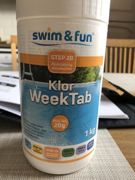 Förpackning av Swim & Fun Klor WeekTab 20g för poolunderhåll på ett bord.