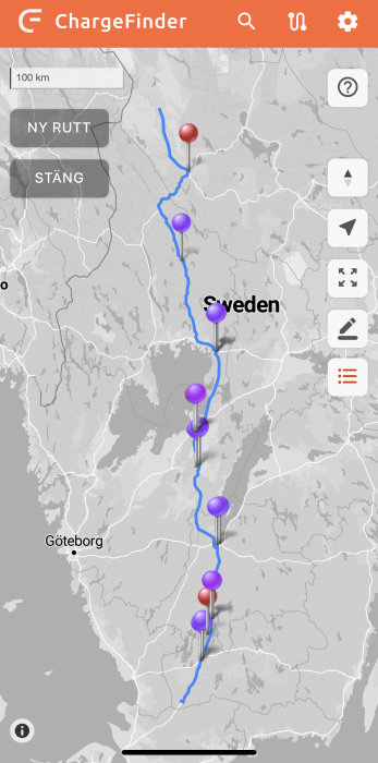 Karta i appen ChargeFinder som visar en rutt med positioner för laddstationer i Sverige, markerade med lila och röda cirklar.