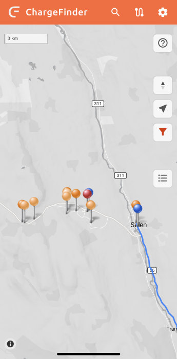 Karta från ChargeFinder-appen som visar publika laddstationer längs vägen till Sälen med olika färger som markerar laddstyrka.
