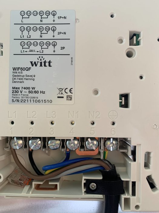 Elektrisk anslutning med etikett och ledningar korrekt kopplade enligt schemat på en Witt apparat.