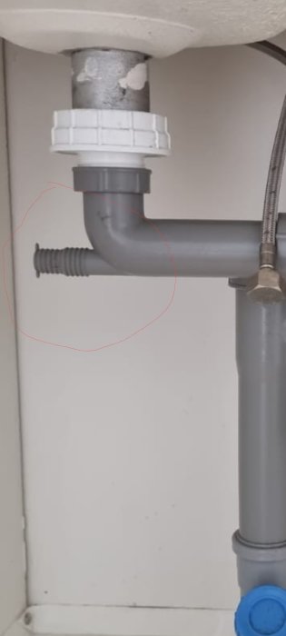 Rördelar under handfat med en markerad sektion som kan ha koppling till avloppet.