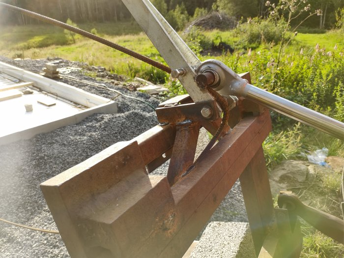 Egensvetsade pallgafflar på traktor används för att bocka armeringsjärn utomhus.