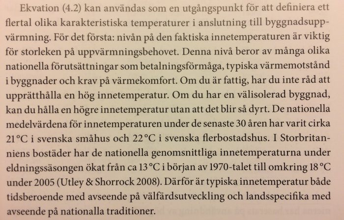 Närbild av en sida i en bok som diskuterar normer för innetemperatur i byggnader och uppvärmningsbehov.