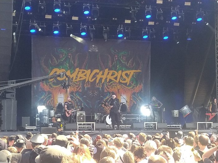 Bandet Combichrist spelar live på scen inför en folkmassa.