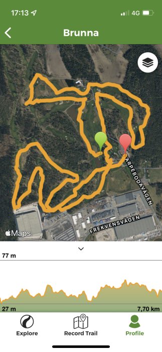 Skärmdump av kartapp som visar vandringsled i Brunna markerad med orange, inklusive avstånd och höjdprofil.