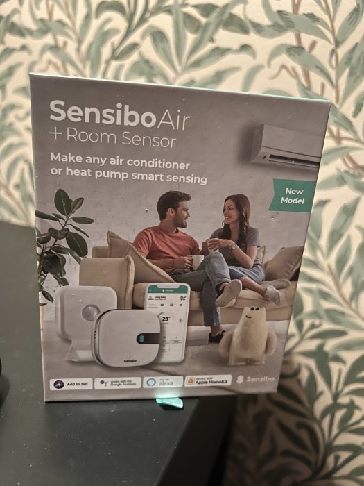 Förpackning av Sensibo Air med rumssensor för att göra luftkonditionering smart.