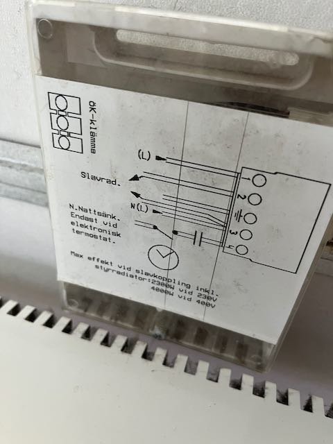 Elcentral med diagram och tekniska specifikationer för koppling av värmesystem.