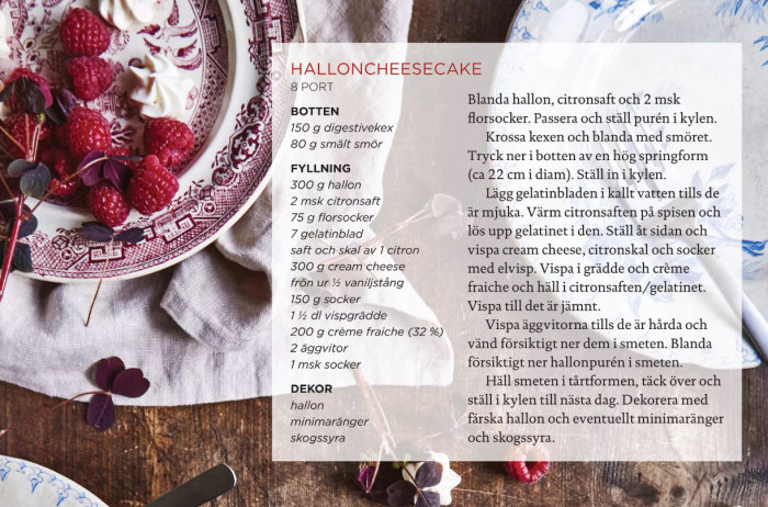 Cheesecake med färska hallon på ett mönstrat porslinstallrik med recepttext i bakgrunden.