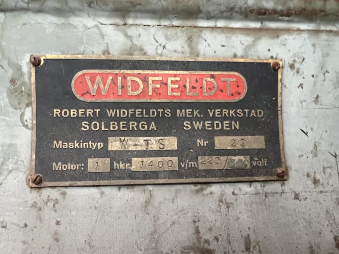 Skylt på en svarv från Robert Widfeldts Mekaniska Verkstad, Solberga med maskintyp och specifikationer.