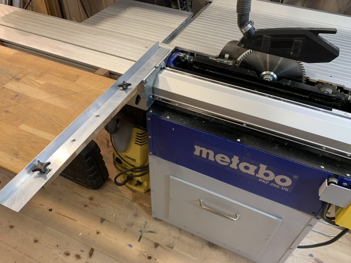 Metabo bordsåg PKF 256 V8 med uppfälld sidostöd och sågblad synligt i ett snickeri.