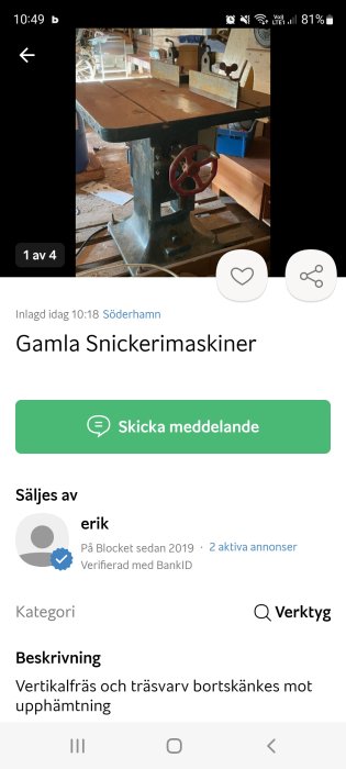 Gammal vertikalfräs i ett snickeri med spån och trädetaljer i bakgrunden.