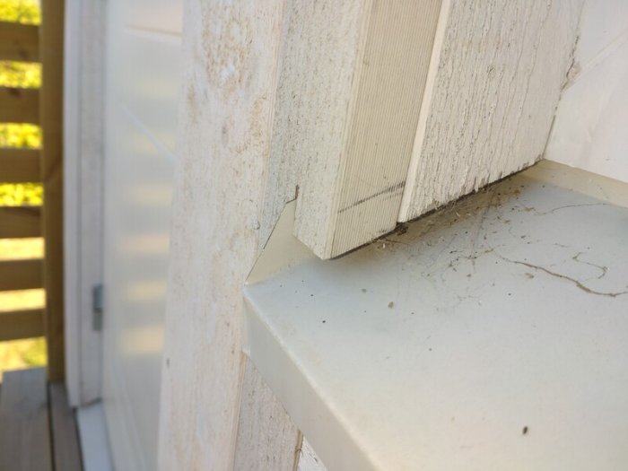 Närbild av fönsterveck monterat utsidan ser tät ut på en husfasad.