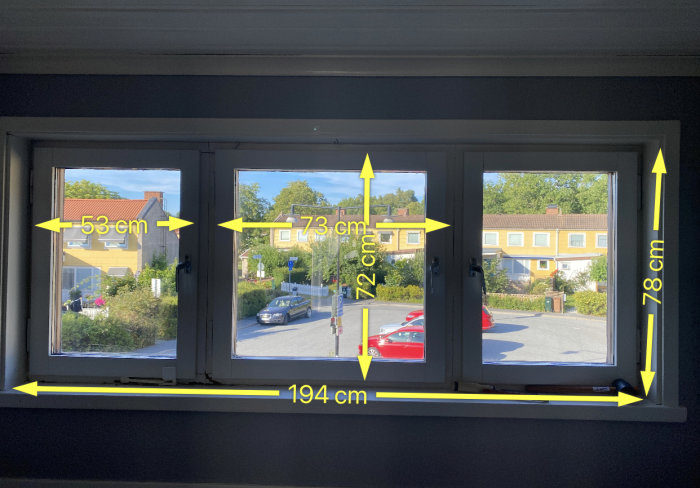 Utsikt genom ett trefönstersparti med måttangivelser: två smalare fönster flankerar ett bredare i mitten, totalbredd 194 cm.