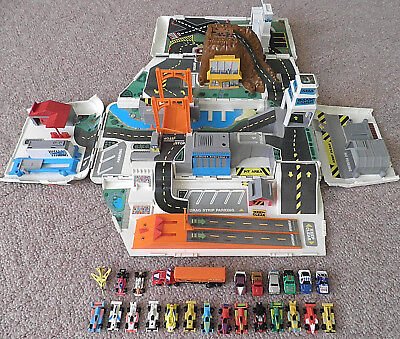 Samling av Micro Machines leksaksfordon och spelset från tidigt 90-tal.