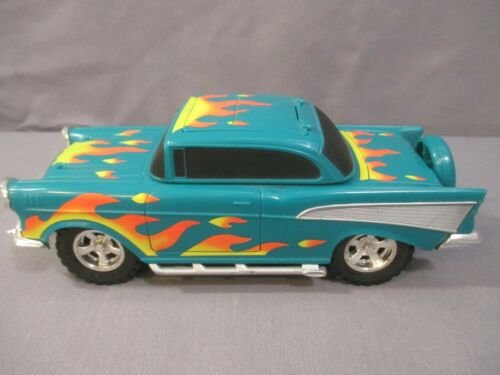 Turkos leksaksbil som föreställer en Chevy med flammönster på sidorna.