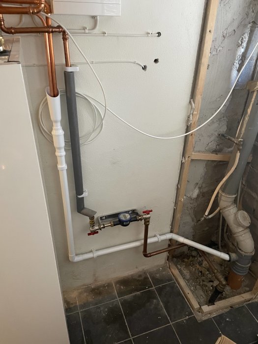 Renovering av VVB-installation med koppar- och plastledningar samt avloppsrör och mätare.
