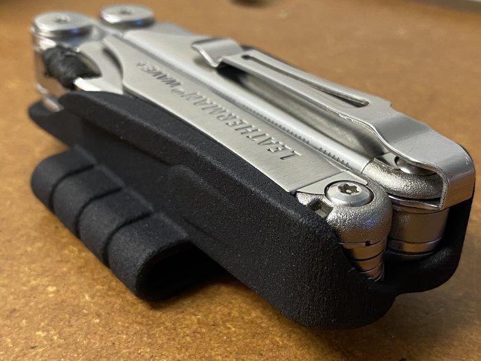 Leatherman Wave+ multiverktyg i ett svart 3D-printat, horisontellt fodral med plats för pocket clip.