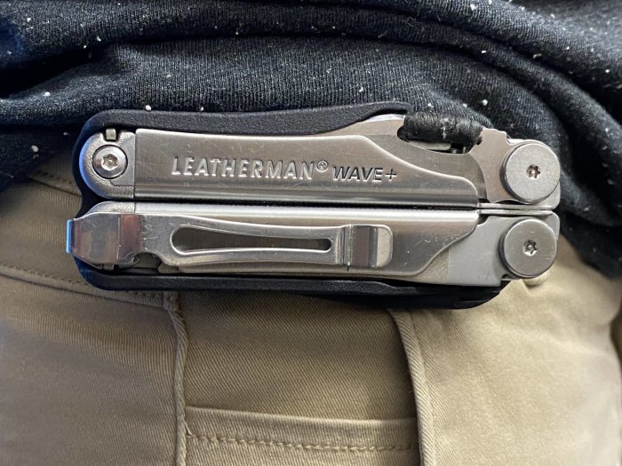 Leatherman Wave+ multiverktyg i ett 3D-printat horisontellt fodral fastsatt vid bältet.