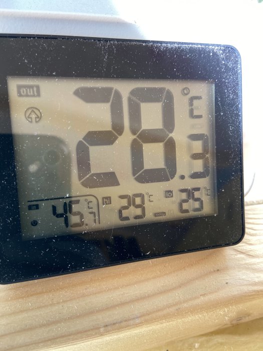 Digital termometer visar 29 grader Celsius inomhus och 4 grader Celsius utomhus.