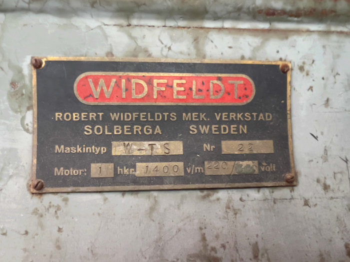 Skylt på maskin från Robert Widefeldts Mek. Verkstad Solberga Sweden, med angivelse av maskintyp, serienummer och motordata.