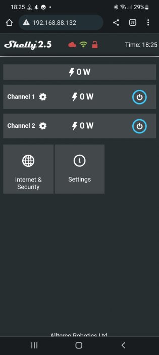 Skärmvisning av Shelly 2.5 gränssnitt med energiförbrukningen 0W för två kanaler, problem med anslutning.