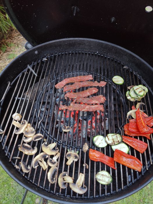 Grill med köttstrimlor och grönsaker som paprika, zucchini och champinjoner.