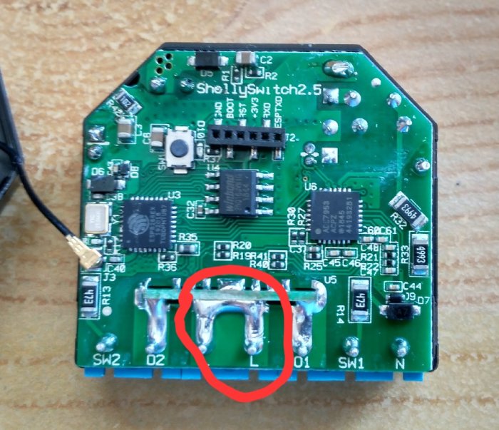 Elektroniskt kretskort med komponenter och två lödanslutningar markerade i rött, varning för felkoppling.