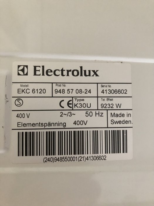 Etikett från Electrolux med modell EKC 6120, produkt- och serienummer för indexering.