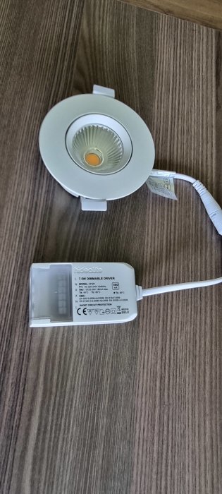 LED-downlight med dimbar drivrutin på ett trägolv.