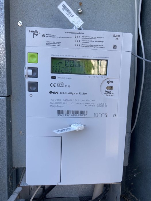 Elektrisk fördelningsenhet med energimätare, användarinstruktioner och flera knappar och display som visar siffror.