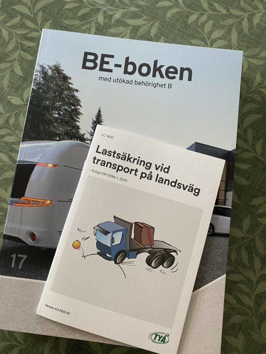 Böcker om utökad behörighet B och lastsäkring på bord som förberedelse inför högre körkortsbehörighet.