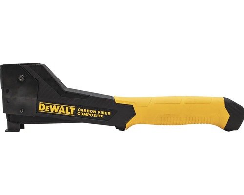 En gul och svart häfthammare av märket DeWalt på vit bakgrund, verktyg för infästning.