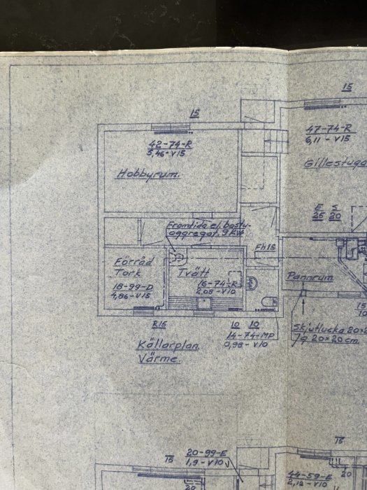 Ritning över en källarplan med markerad vägg mellan förråds- och tvättrum där bastu är utbyggd.