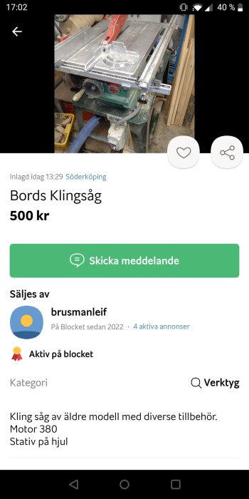 Begagnad bordscirkelsåg av äldre modell med tillbehör, står på hjulstativ.