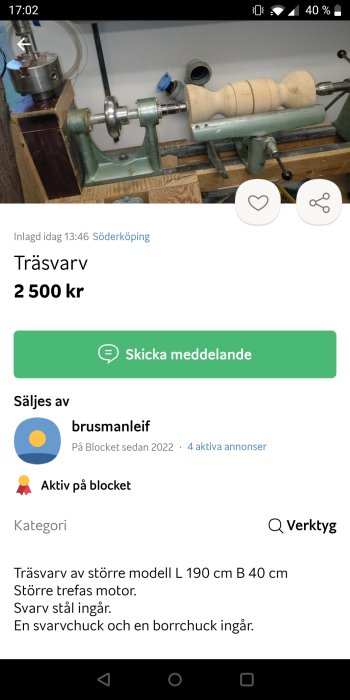 Träsvarv av större modell med trästycke monterat, svarvstålet, och motor synliga, till salu för 2 500 kr.