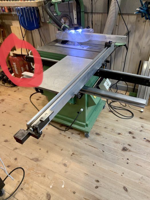 Nyrenoverad Ulmia bordssåg i en verkstad med en ölflaska markerad i bildens bakgrund.